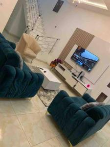 TV a/nebo společenská místnost v ubytování Jilles apartments -4bedroomduplex24hrlight&security