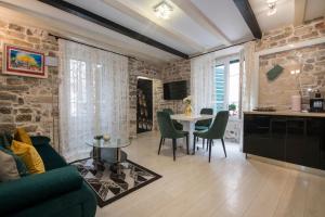 ein Wohnzimmer mit Sofa und Tisch in der Unterkunft Apartment Stone in Split