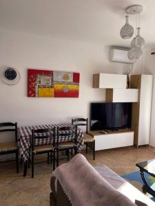 ein Wohnzimmer mit einem Sofa und einem TV in der Unterkunft Apartament 1+1 Golem in Golem