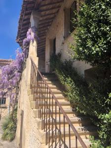 una escalera que conduce a una casa con flores púrpuras en Villa Verde - Gîte - possibilité table d'hôte, en Boisseron