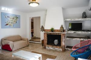 a living room with a fireplace and a tv at Villa Carvi in San Antonio Bay