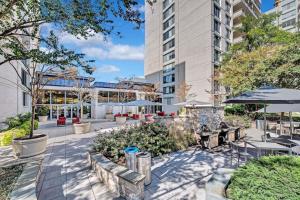 un patio con mesas y sillas y un edificio en Privacy and Exclusivity Condo at Crystal City With Gym, en Arlington