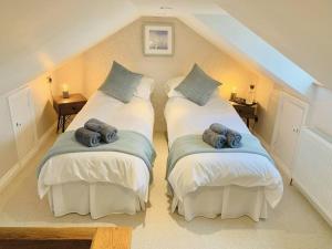 2 camas individuais num quarto com uma escada em Modern Cottage: Free Parking, Garden, Sea Views em St. Agnes