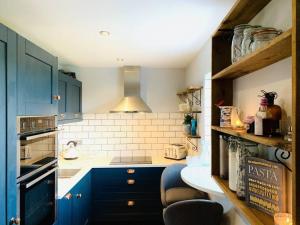 O bucătărie sau chicinetă la Modern Cottage: Free Parking, Garden, Sea Views