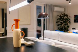 un vaso seduto su un tavolo in soggiorno di Stylish 4 suites +patio luxury apartment Gran Via a Madrid