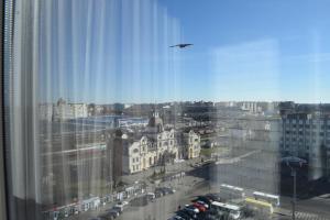 uma vista da cidade a partir de uma janela em Дизайнерські апартаменти в ЖК DreamTown 10б em Lutsʼk