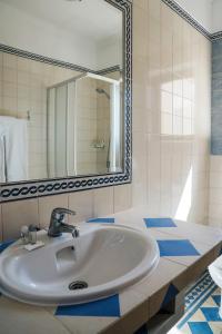 bagno con lavandino e specchio di Vila Limão a Boliqueime