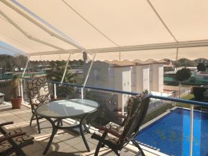 Bazén v ubytovaní Penthouse Playa Rabdells Oliva with pool and seaview alebo v jeho blízkosti