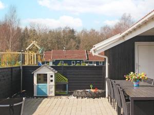 een achtertuin met een hondenhok en een speeltuin bij 12 person holiday home in Nordborg in Nordborg