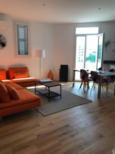 uma sala de estar com um sofá e uma mesa em Saint Raphaël plage et centre ville 10 mn à pied em Saint-Raphaël