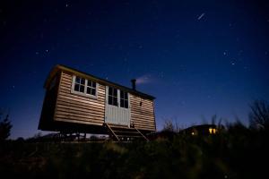 una pequeña casa de noche con un cielo estrellado en Astronomer Shepherd's hut en Beaminster
