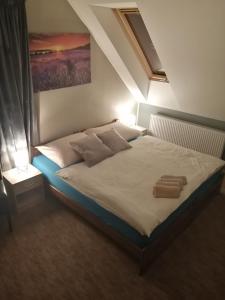 A bed or beds in a room at APARTMÁNY PIETRO