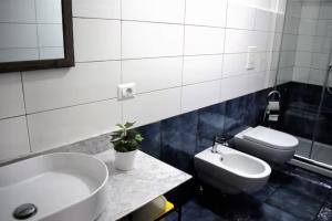 un bagno con lavandino e WC di Chez Angelina - De Vivo Realty Positano a Positano Altre 17 foto