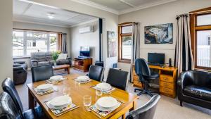 sala de estar con mesa de comedor y sillas en Harriett - Hastings Holiday Home, en Hastings