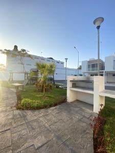 eine Terrasse mit einer Bank und einem Tisch in der Unterkunft Casa familiar cerca de la playa con terraza privada in Cancún