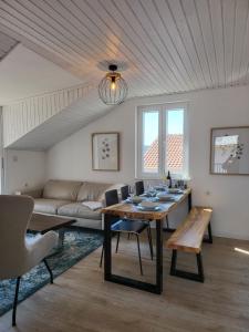 una sala de estar con una mesa y un sofá en ApartmaniinPrimosten, en Primošten
