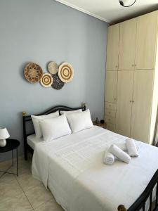 een slaapkamer met een bed met twee handdoeken erop bij Sunny Beach House in Korinthos