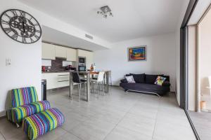 Kuchnia lub aneks kuchenny w obiekcie T2 d'exception 100m plage terrasse vue mer et montagnes