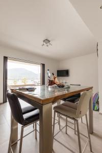 Telewizja i/lub zestaw kina domowego w obiekcie T2 d'exception 100m plage terrasse vue mer et montagnes