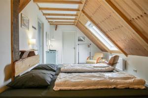een slaapkamer met 2 bedden op een zolder bij Vakantiehuis De Dars - Callantsoog in Callantsoog