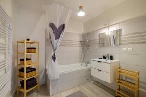 Kúpeľňa v ubytovaní Villeurbanne • T1 Arago • HostisY