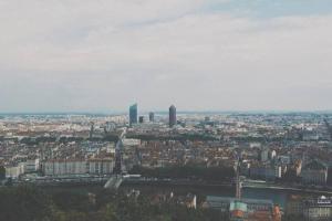 widok miasta z lotu ptaka z budynkami w obiekcie Villeurbanne • T1 Arago • HostisY w mieście Villeurbanne +1 zdjęcie