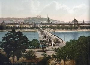 widok na miasto z mostem nad wodą w obiekcie Villeurbanne • T1 Arago • HostisY w mieście Villeurbanne