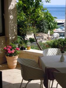 布雷拉的住宿－Riva Brela，一张桌子和椅子,享有海景
