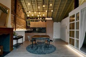 - une salle à manger avec une table et des chaises dans l'établissement Sweet Surrender, à Santander