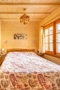 A bed or beds in a room at B&B Chalet Il Picchio