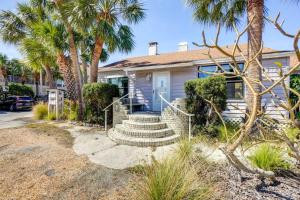 une maison avec des palmiers devant elle dans l'établissement Indian Rocks Beach Cottage, Walk to Beach!, à Clearwater Beach