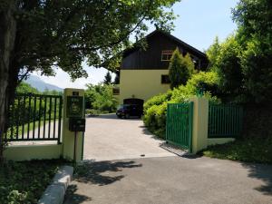 a parking meter in front of a house with a gate at Gîte des Pringets in Tresserves