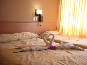 a swan made out of towels on a bed at Hospedaje Oasis in Chiclayo