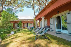 Κήπος έξω από το La Bastide des Pins