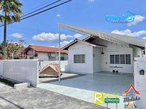 Cette maison blanche dispose d'une terrasse. dans l'établissement Klebang Villa 17Pax PrivateSwimmingPool TownArea By Heystay Management, à Malacca
