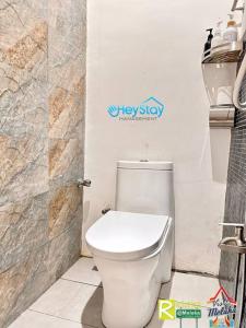 uma casa de banho com um WC branco num quarto em Klebang Villa 17Pax PrivateSwimmingPool TownArea By Heystay Management em Malaca