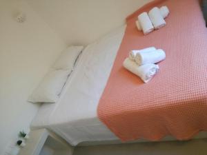 1 dormitorio con 1 cama y 2 toallas enrolladas en Villa Foivos, en Agios Romanos