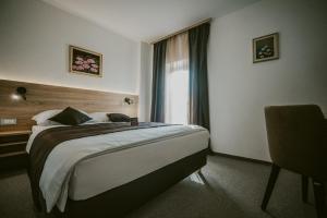 ein Hotelzimmer mit einem Bett und einem Fenster in der Unterkunft Pansion Bernarda Nova in Varaždinske Toplice