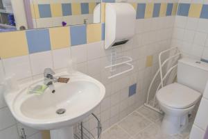 un baño con lavabo e inodoro en Les Meublés du Rocher - Près du parc LE PAL, en Bourbon-Lancy 20 fotos más