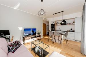 een woonkamer met een bank en een tafel bij Mesiheina Apartment in Pärnu