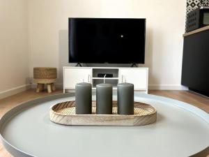 a living room with a table with three candles at Logement Neuf - Proximité Centre in Bourges