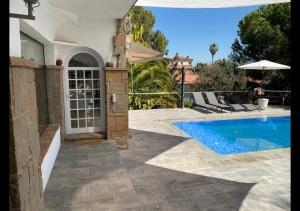 een villa met een zwembad en een huis bij Costa Maresme Barcelona , Garden Guest House,Relax & Pool in Cabrils