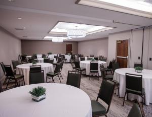 una habitación llena de mesas y sillas con manteles blancos en Courtyard by Marriott Hickory, en Hickory