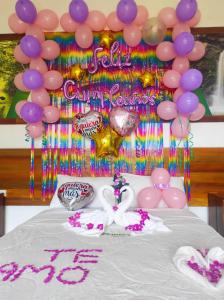 a table with pink and purple balloons and a sign at HOTEL BOUTIQUE PIWICHO in Sauce