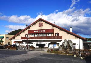 un gran edificio blanco con techo rojo en Setsugetsuka - Vacation STAY 34181v en Nikko