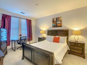 a bedroom with a bed and a desk with a desk at Perfect And Close To Disney! in Kissimmee