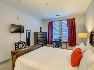 um quarto com uma cama, uma televisão e uma janela em Perfect And Close To Disney! em Kissimmee