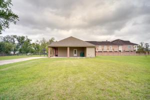 uma casa com um grande relvado em frente em Lake Charles Vacation Rental - 3 Mi to Casinos! em Lake Charles