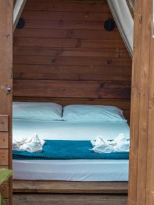 Postel nebo postele na pokoji v ubytování All Natural Glamping