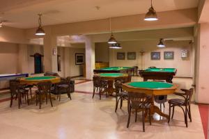 Hotel y Departamentos La Serena - Caja Los Andes في لا سيرينا: غرفة بها طاولات وكراسي تنس طاولة